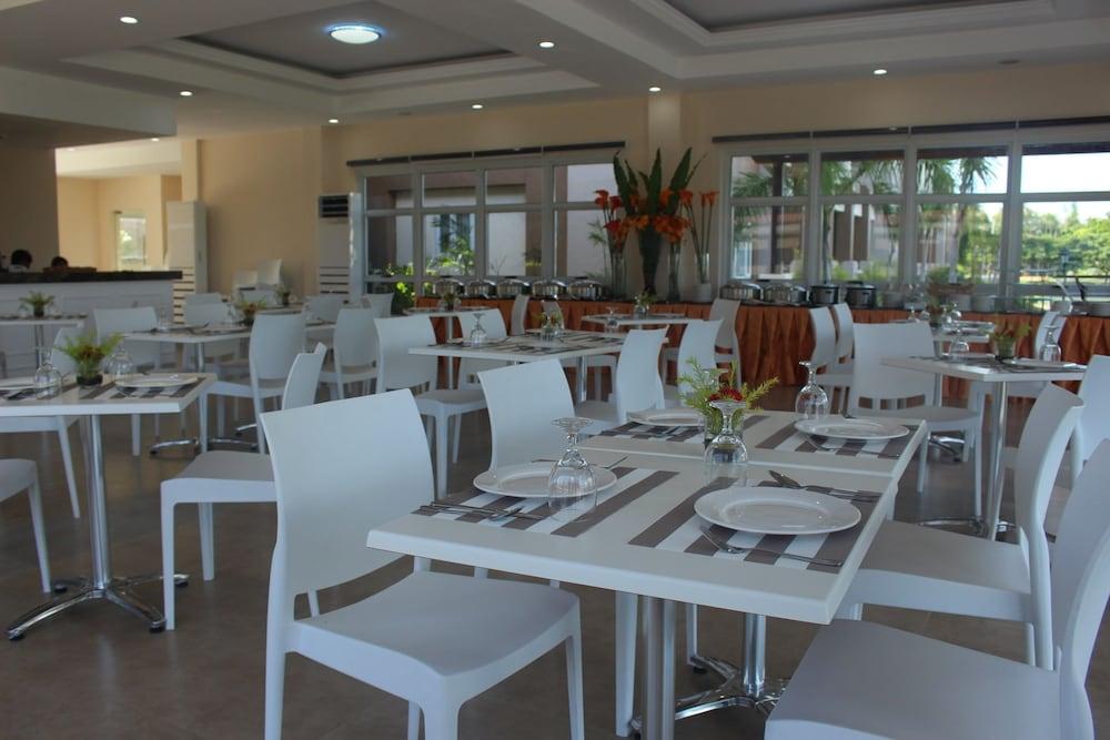 Sotogrande Iloilo Hotel Exteriör bild